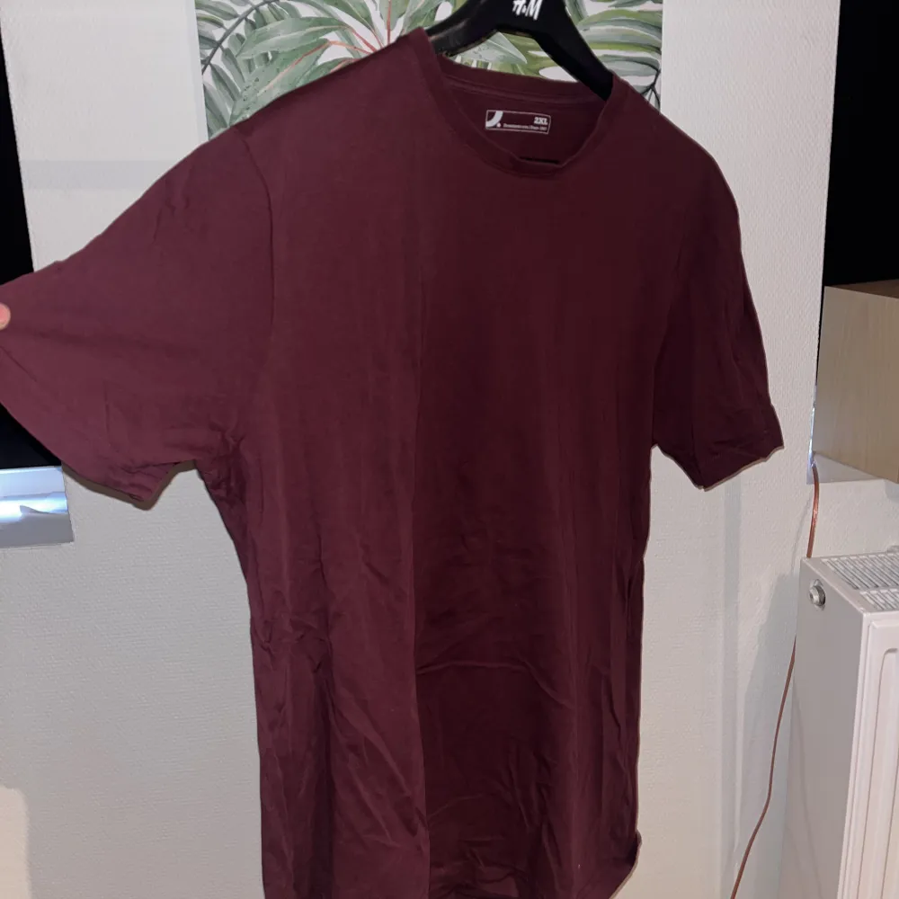 Oanvänd 2xl vinröd t shirt från dressman, PERFEKT till oversized outfits! Hör gärna av dig om du har frågor 😊. T-shirts.