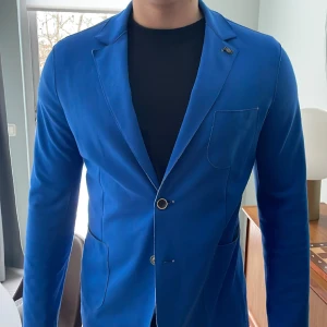 Kavaj - En mycket stilren och italiensk handgjord kavaj från BoB. Modellen på bilden är 186. Pris går att diskutera. Aldrig använd. Nypris ligger på 6000.