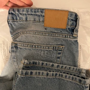 Weekday jeans  - Nypris, 590kr Modell: Arrow low straight jeans Storlek, 28/32 Använt 1-2 gånger