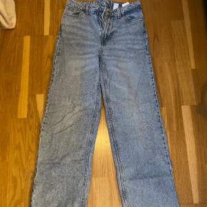 Superfina jeans! Nästan aldrig använda, alltså i bra skick! High waisted! Hör av er vid frågor! Passar nog storlek Xs! 