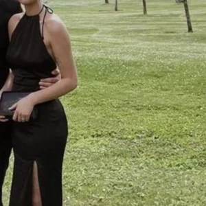 Klänning  - En klänning, använd som balklänning! Endast använd en gång. Väldigt fin och skön klänning. Helt öppen rygg. 