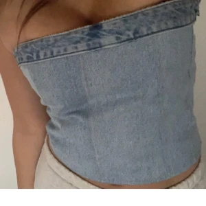 Jeanstop - Säljer denna jättefina jeanstoppen ja köpte här på plick för inte så länge sen men som ja nog tyvärr inte kommer få så mycket användning av och är anledning att ja säljer vidare. (Lånad bild av tidigare säljare💕), passar en XS/S