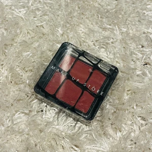 Ögonskugga oanvänd - Plast runt kan mötas upp