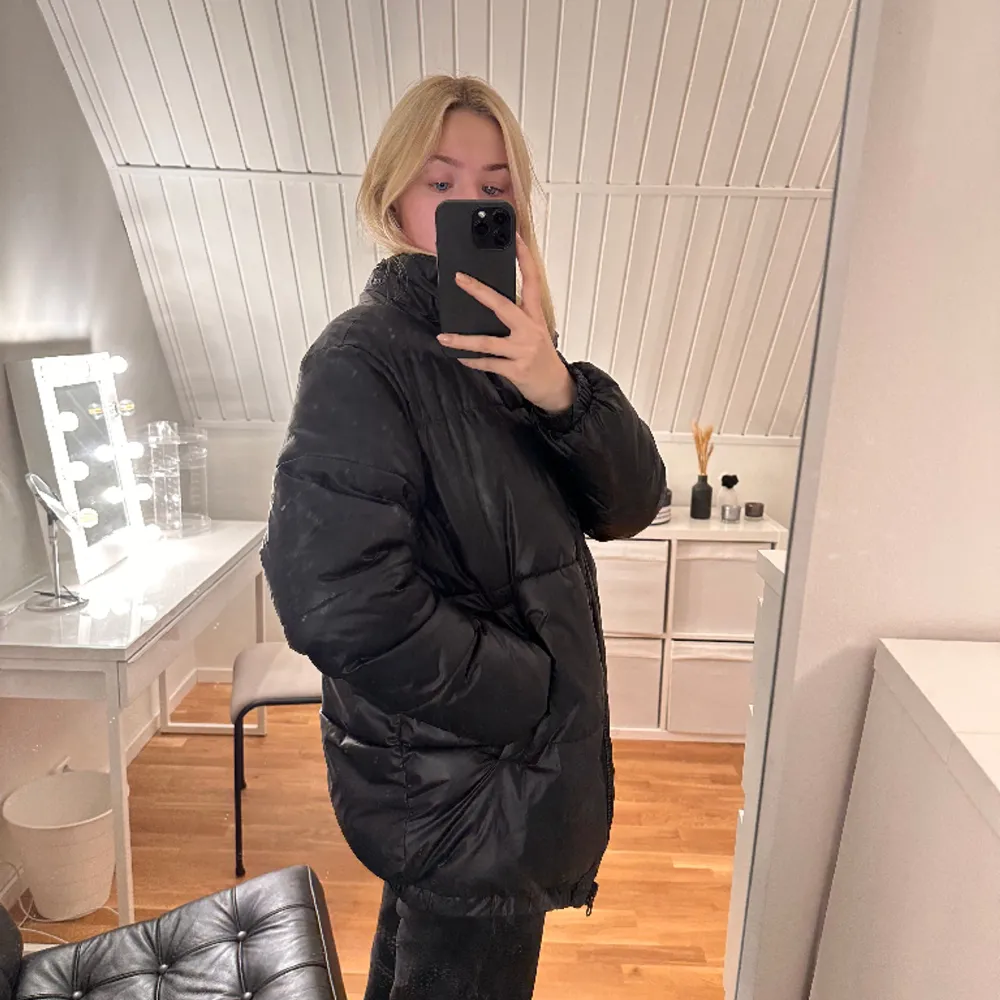 Weekday jacka med avtagbar huva! XS men oversize🖤. Jackor.