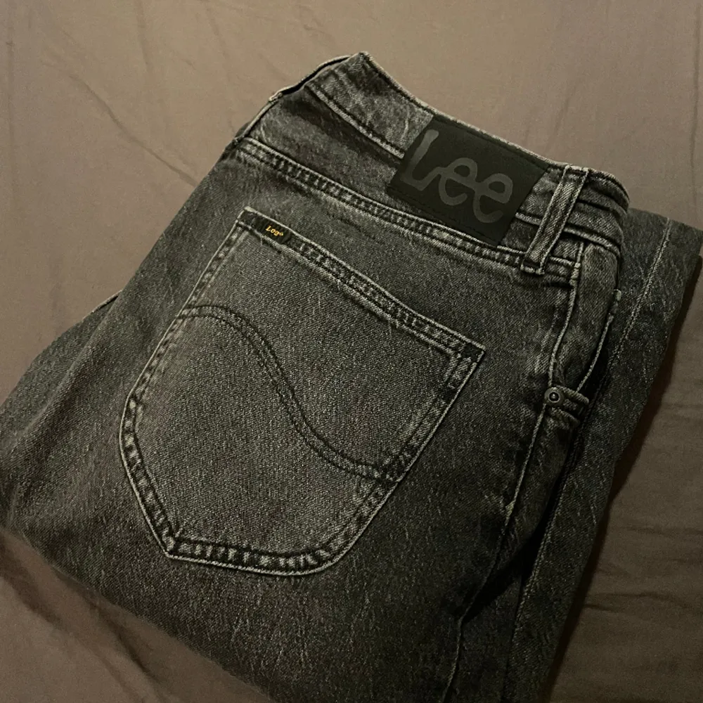 Hej:) säljer nu dessa gråa Lee jeans i storleken 28/32. 9/10 skick använda ett fåtal gånger i skolan. Hör av er vid minsta lilla fråga😊. Jeans & Byxor.
