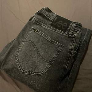 Hej:) säljer nu dessa gråa Lee jeans i storleken 28/32. 9/10 skick använda ett fåtal gånger i skolan. Hör av er vid minsta lilla fråga😊
