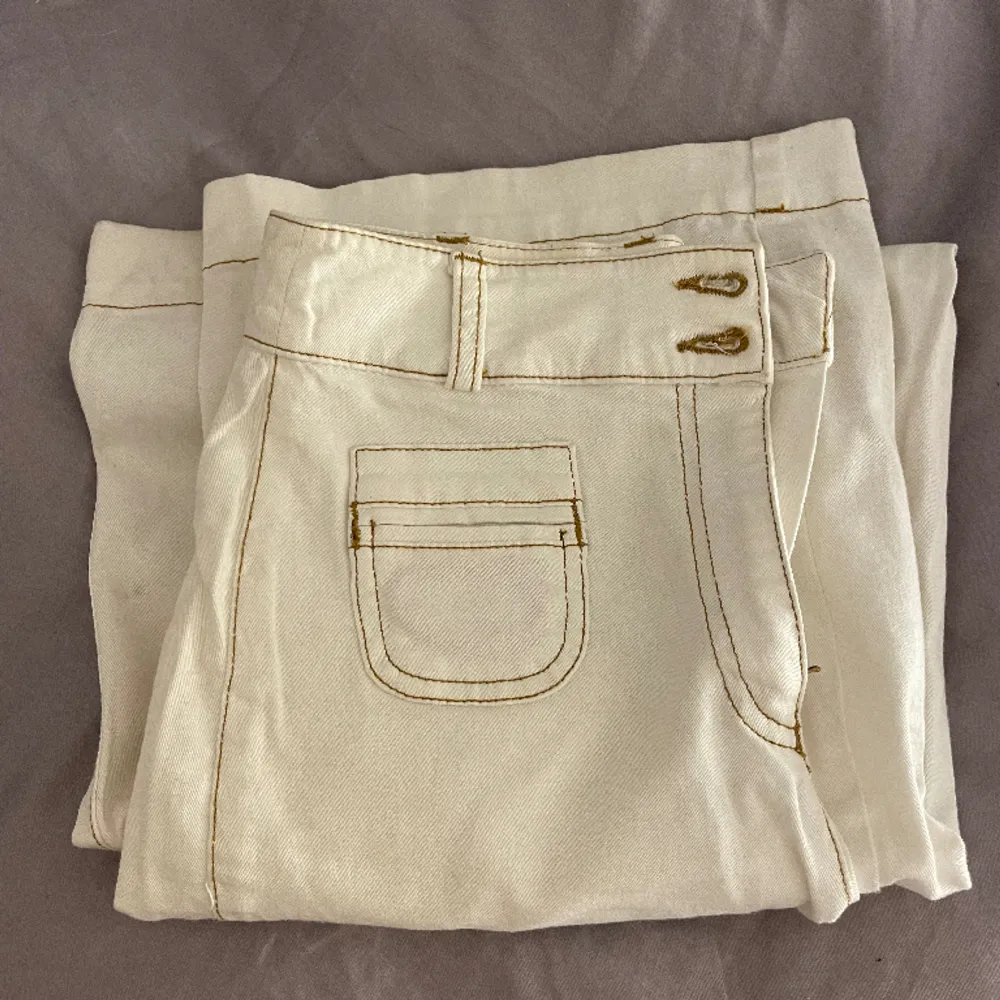 Vita jeans med coola detaljer och fickor fram. Säljer då jag knappt använt dem sen jag köpte de. Stl 34 . Jeans & Byxor.