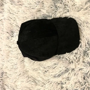 Svart ky - Svart keps 