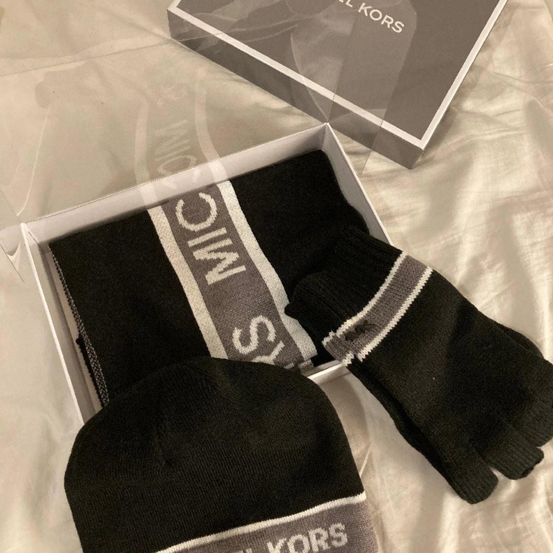 Halsduk vantar mössa Michael Kors 