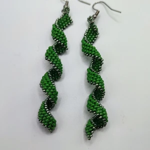 Handgjorda örhängen  - Min mamma tillverkar och designar egna smycken. Dessa är vävda i små glaspärlor. De är 8 cm långa.