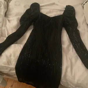 En svart paljettklänning 