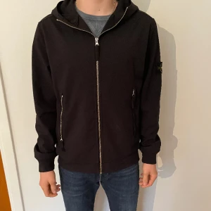 Stone island softshell jacka - Säljer min fina stone island jacka som är storlek L men passar M  