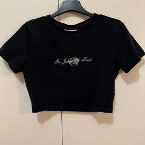 Säljer denna svarta croppade t-shirt från Juicy Couture. Tröjan är i ett bra skick utan defekter. 