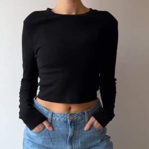 LÅNGÄRMAD TRÖJA - Croppad långärmad tröja från Ginatricot i mjukt men lite tjockare tyg, perfekt basic tröja till vardags! Fint skick, säljer då jag har flera liknande 🖤Köparen står för frakt 🖤