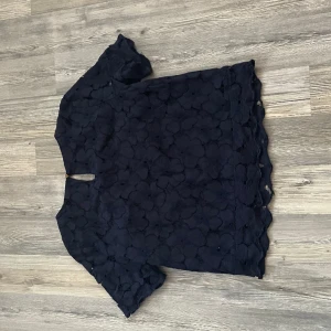 Tröja från Holly & whyte (Lindex) - Skicket på tröjan är bra då jag har använt den endast en gång. Säljer den pga att den är för liten för mig. Själva tröjan är kortare och lite tajtare än storlek 38, skulle nog mer säga storlek 36 eller 34.