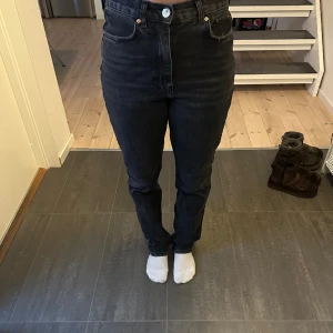 Mid straight jeans  - Svartgråa raka jeans med medelhög midja. Super fina och sparsamt använda.