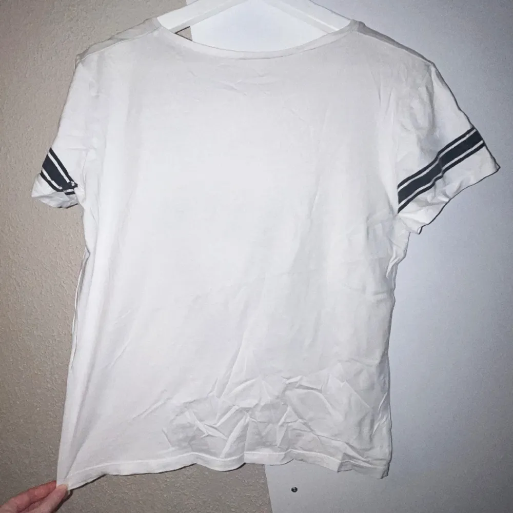 Tshirt från Lager157!💞 Har en pyttefläck på framsidan (syns på bild 1 & 3!) Kan gå ner i pris & kan även fås gratis i samband med köp av annat plagg på min sida 🩷. T-shirts.