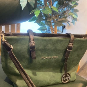 Michel kors väska - Säljer min michael kors väska då den inte kommer till användning mer! Hör av er om ni är intresserad. Mocca material!❤️