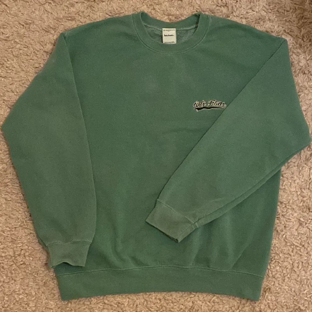 Jättecool grön iets frans sweatshirt från Urban Outfitters!. Hoodies.