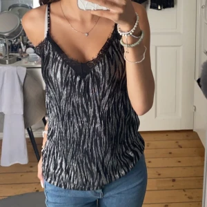 Glittrig fest topp - Jätte fin fest topp från h&m knappt använd i storlek 32💞