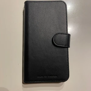 Ideal Of Sweden mobilskal (IPhone 11) - Helt nytt oanvänt Ideal Of Sweden skal som inte kom till användning. Skriv om pris diskutering eller intresse samt frågor!