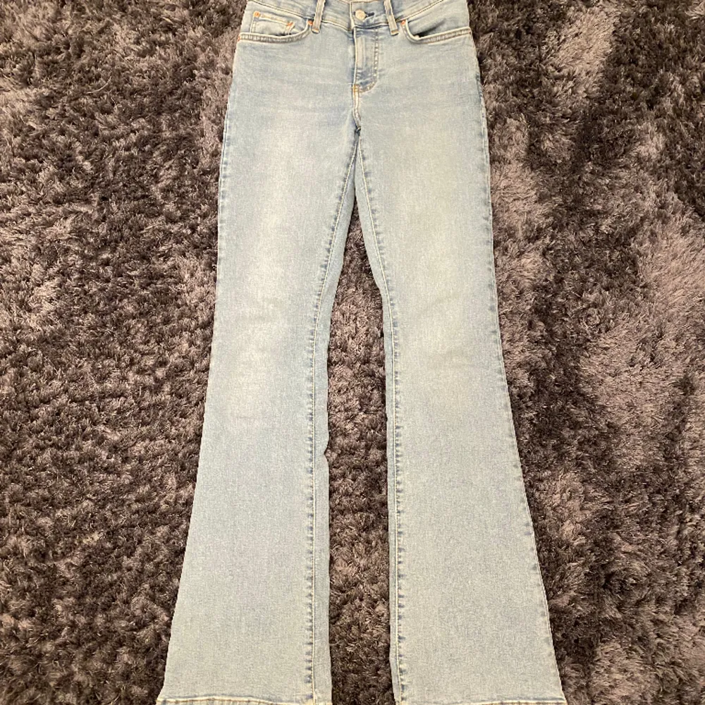 Ljusblåa, lågmidjade bootcut jeans som används 2 gånger. Väldigt fint skick då dem knappt använts. . Jeans & Byxor.