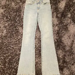 Ljusblåa, lågmidjade bootcut jeans som används 2 gånger. Väldigt fint skick då dem knappt använts. 