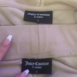 Beige Juicy Coutoure Set - Jag säljer mitt beiga juicy sett i storlek S för att det är för stort för mig. Har knappt använt det så det är i nyskick. Kom privat för fler bilder. Kan skickas spårbart eller hämtas i Norrköping eller Linköping. Pris kan diskuteras privat.