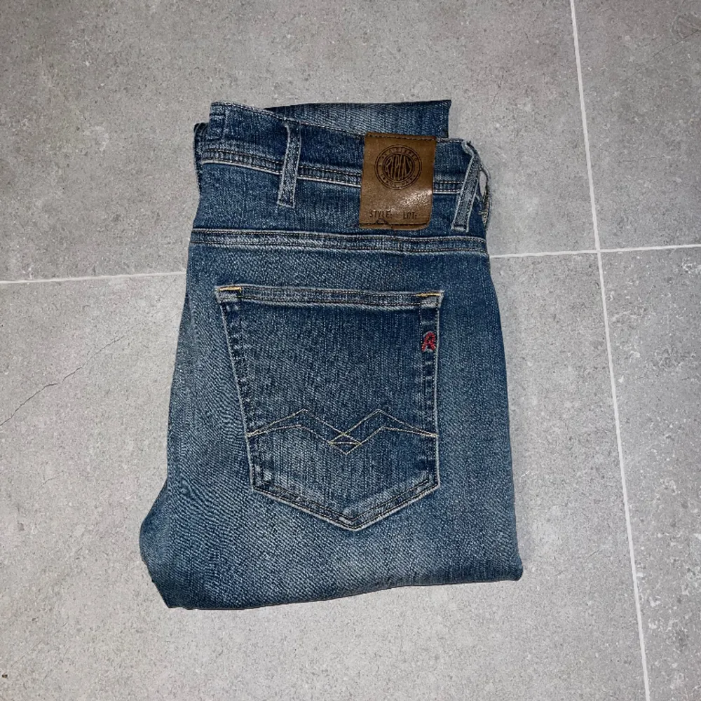 Säljer nu dessa riktigt stiliga replay jeans i slimfit modell! Jeansen är i bra skick fast har ett hål på höger knä. Vi tycker själva det tillför en slags snygg slitning på byxorna. Frågor i Dms!. Jeans & Byxor.