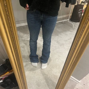 Zara jeans  - Säljer dessa snygga zara low bootcut jeans. Använda fåtal gånger. Är 160cm. 