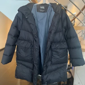 Vinterjacka  - Vinterjacka för tjejer, köpt från Zara. Sällan använd & bra skick. 