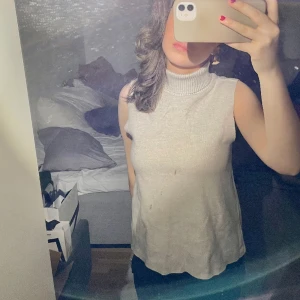 Topp med polokrage  - Så fin beige topp med polokrage från zara! Passar perfekt till alla outfits. Klicka gärna på ’köp nu’🎀😇