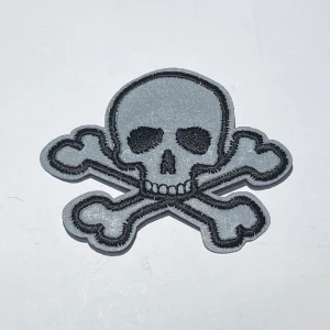 dödskalle reflex patch - en dödskalle patch som är även en reflex ☠️mått är 5,5 x 6,5 cm. kan sys på, men även strykas på. frakt 18kr med swish, eller använd köp nu! 