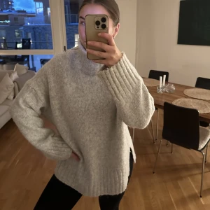 Grå stickad polo - Detta är den skönaste tröjan jag någonsin haft men använder den aldrig då jag aldrig använder grått. Storlek s/m, jag är 165 cm och brukar ha small 💕