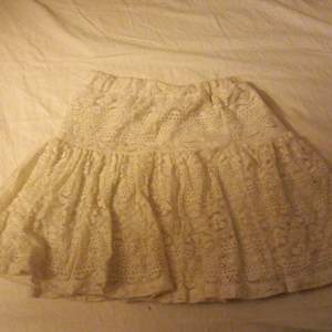 En jättesöt vit kjol, har inte använt den på länge 