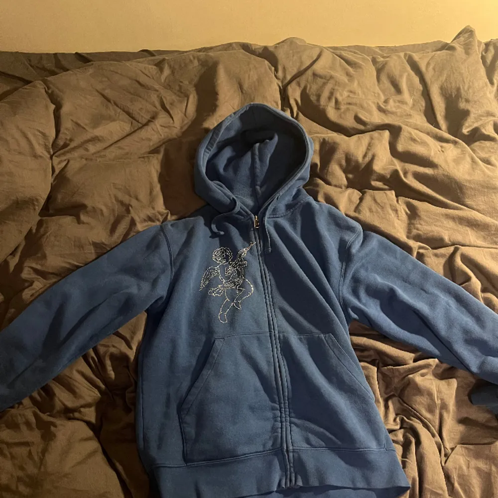 Säljer denna rhinestone hoodie från lt clothing då den inte kommer till användning. Skick 7/10 (inga defekter). Nypris 449kr. Hoodies.
