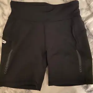 Svarta tränings shorts med fick på ena sidan/ vid benet. Storlek xs