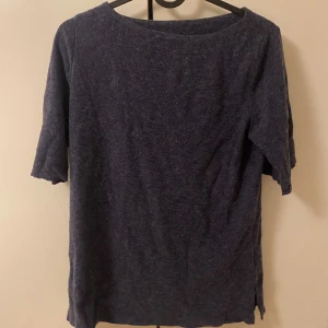 Mörkblå tröja - Säljer en blå tröja, typ stickad. Väldigt skön och mjuk