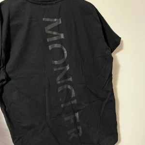 Moncler  - Knappast använda storlek L 