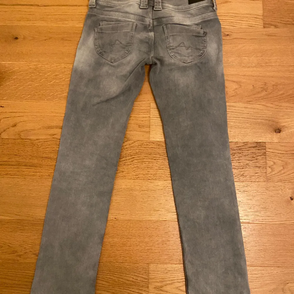 Gråa pepe jeans i storlek 36. Jeansen är i bra kvalitet och är knappt använd💞. Jeans & Byxor.