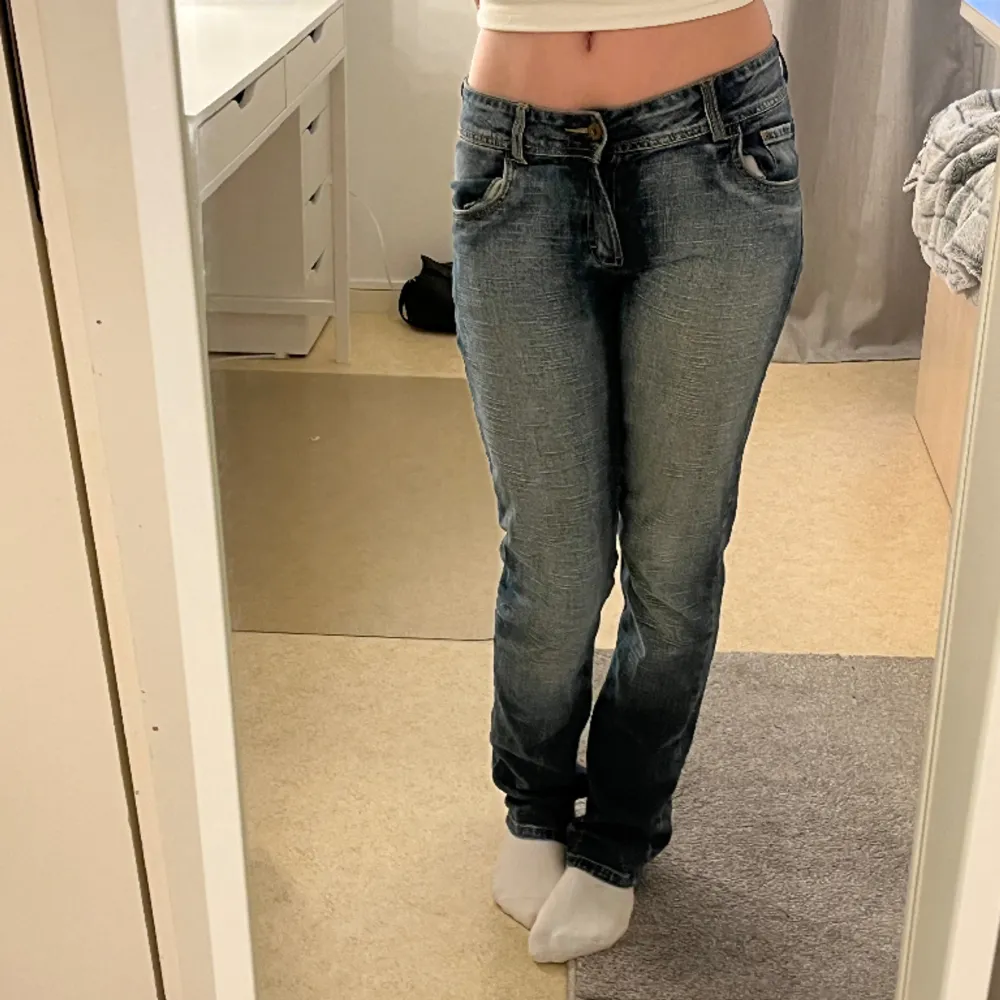 super snygga jeans, med rosa hjärtan på bak fickorna🩷Säljer dessa för att min garderob är full och måste rensa 💕. Jeans & Byxor.