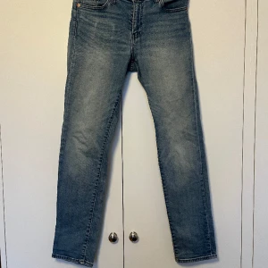 Levi’s jeans - Säljer ett par riktigt schyssta Levi's 511:or i storlek W30/L34! Dessa har en snygg blå färg och väldigt gott skick. De är lite åt det smalare hållet, lite slim fit, men då de är lite stretchiga i textilen känns de inte för tajta. Inköpta för runt 1200kr 