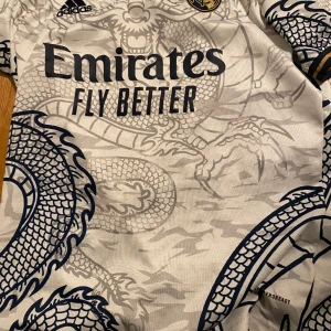 Real Madrid tröja - Retro Real Madrid tröja med valverde på ryggen. Skick 9/10. S  Hör av er vid funderingar!