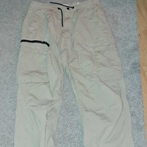 Relativt baggy cargos - Dessa cargos är baggy men inte lika baggy som jag vill ha de, därför jag säljer. De har defekter som är lite hål vid botten av de och snöret pekar fram mer info sida 2