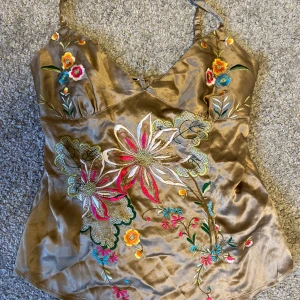 y2k topp med blommor  - Super fin topp som tyvärr inte kommer till användning, super fint skick, lappen finns inte kvar men skulle säga att den passar någon med strl M. 