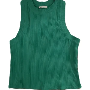 Ribbat linne från Zara - Ett jättefint ribbat linne med härlig färg från Zara som passar jättebra till sommaren. Nästan aldrig använd, i storlek L🧚🏻‍♀️ skriv gärna om du har frågor