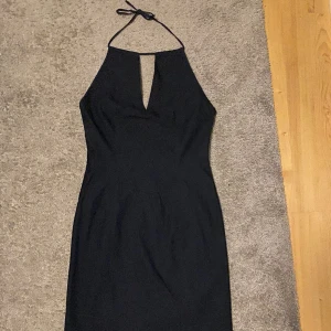 Jeansklänning - 🩷 Jeansklänning från Ichi, oanvänd pga fel storlek, hoppas kan göra nytta i någonannans garderob ☺️ Hör av dig vid önskemål av fler bilder eller mer information