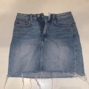Jeans kjol från weekday storlek 34 - Jeans kjol jätte fin till sommaren