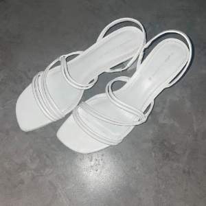 Fina sandaler med liten klack. Inköpta på Pull&Bear i sthlm, använda vid ett tillfälle!