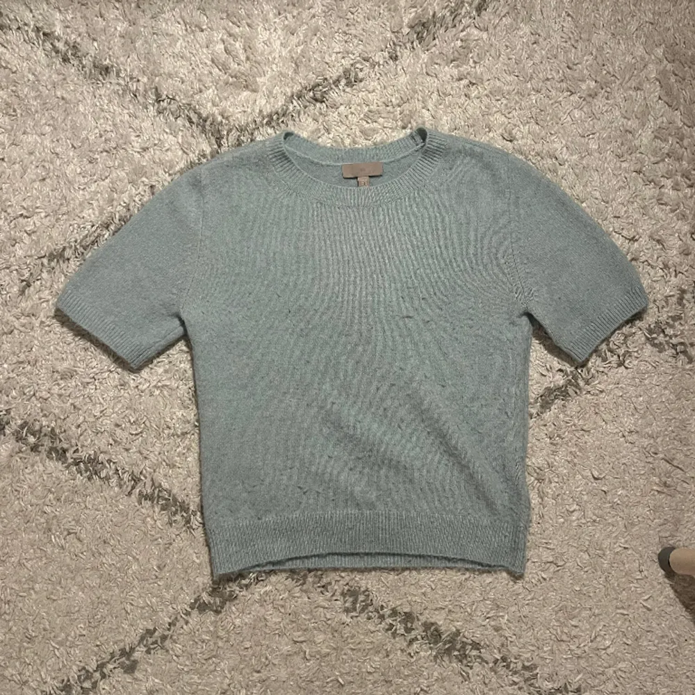 Säljer min stickade t shirt från H&M då den ej kommer till användning. Den är i en fin ljusblå nästan turkos färg. Tröjan är lite nopprig men inget man direkt tänker på.💓. Stickat.
